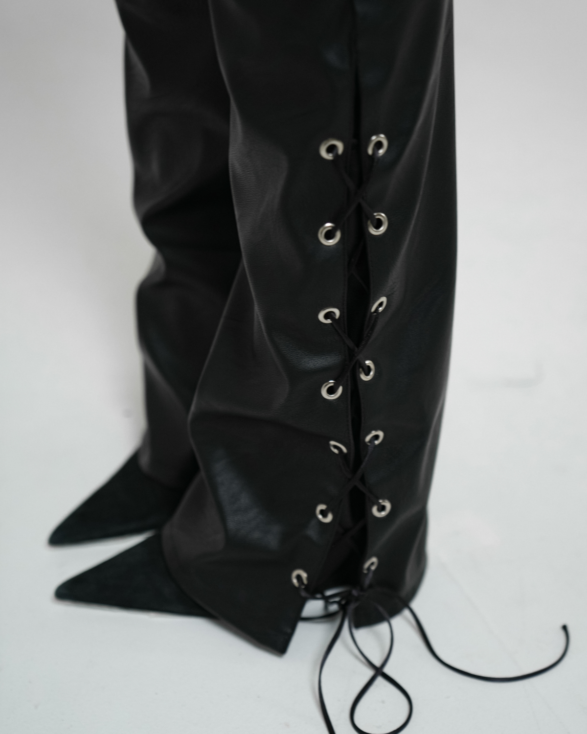 Calça Couro Rebel Ilhós