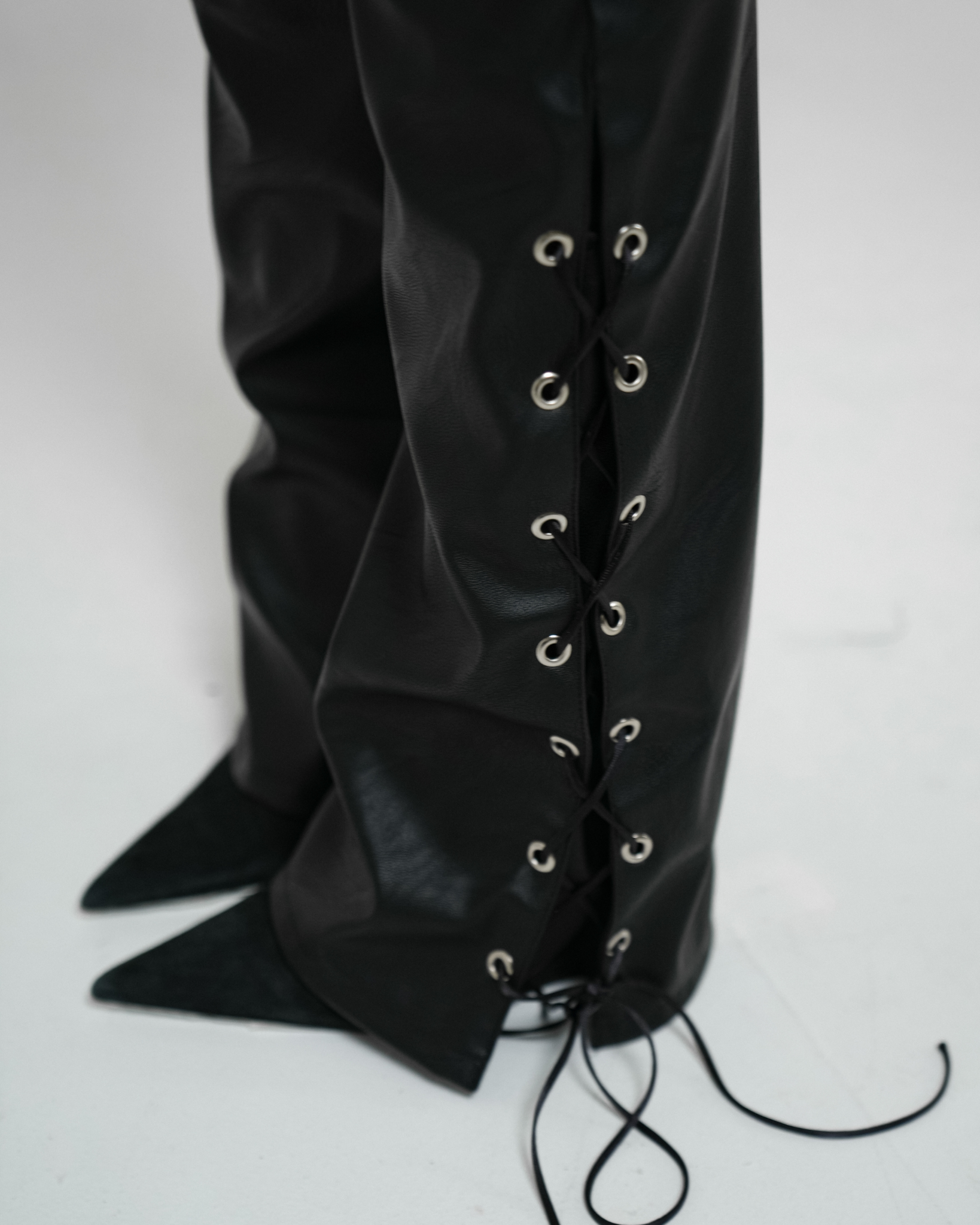 Calça Couro Rebel Ilhós